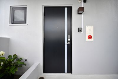 ブラックのドアが目印です - STAY KARATEL キッチン付きレンタルスペースの入口の写真