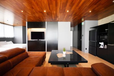 広々リビングに高級家具を備えています - STAY KARATEL オーシャンビューテラス付スペースの室内の写真