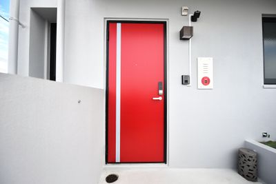 赤色のエントランスドアが目印です - STAY KARATEL オーシャンビューテラス付スペースの入口の写真