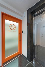 お渡しいたしましたICカードをタッチしてスペースへお入りください。 - 新宿アントレサロン コワーキングスペースの入口の写真