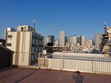 都庁方面の眺望です - HIKARIO 1st 屋上の室内の写真