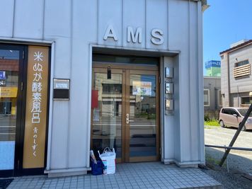 右側、こちらのドアからお入り下さい。 - AMSビル2F　レンタルスペース 芽生えミニ　(半個室3人まで)の入口の写真