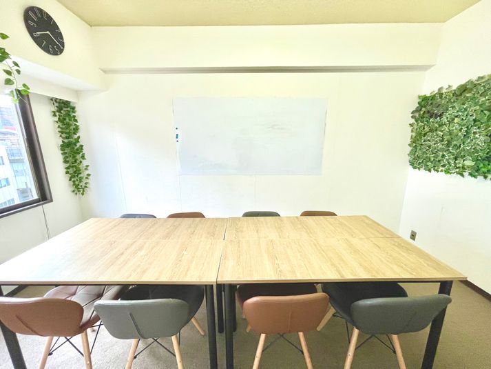 WiFi備品全無料貸出の多目的室・ルーム617 - 新大阪駅の東口10秒のレンタルスペース/会議室【SS新大阪】