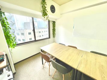 新大阪駅の東口10秒のレンタルスペース/会議室【SS新大阪】 WiFi備品全無料貸出の多目的室・ルーム617の室内の写真