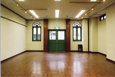 床の仕様が画像とは異なるリノリウム仕上げとなりましたので、ダンス等で膝への負担も軽減することができます。 - 廣東會館倶樂部 １階　ホールの室内の写真