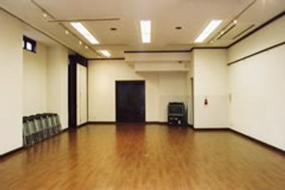 床の仕様が画像とは異なるリノリウム仕上げとなりましたので、ダンス等で膝への負担も軽減することができます。 - 廣東會館倶樂部 １階　ホールの室内の写真