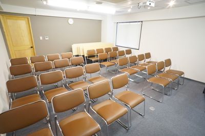 新大阪駅前の貸し会議室『新大阪セミナーオフィス』ルームＯ-６、７ 新大阪セミナーオフィス　会議室ルームＯ-６の室内の写真