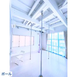 静岡市で唯一のポールダンススタジオ！白ベースの落ち着いた空間は用途様々！！ - Q