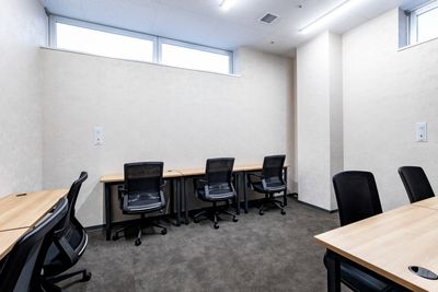 Easy Work 金沢  コワーキングスペースの室内の写真