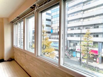 窓は二重サッシです。防音となり楽器使用時は窓は閉めたまま利用です。換気は、換気扇は24時間ついています。楽器を鳴らさなければ、窓は開放可能です。 - StudioOnda大久保/スタジオオンダ大久保 ダンス/ヨガ/楽器練習/稽古で定期利用に最適プライベートスタジオの室内の写真