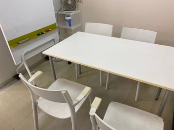 おおたfab(おおたふぁぶ） コワーク内貸会議室C　男女別トイレ　フリーHotドリンクの室内の写真