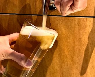 クラフトビールも
※コワーキング利用者は20%OFF※ - FRANK’S BARBER  多目的スペースの室内の写真