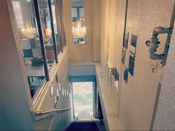 入り口から階段をお上り下さい。 - コワーキングスペース YOUBA 自習室、会議室、レンタルスペースの室内の写真