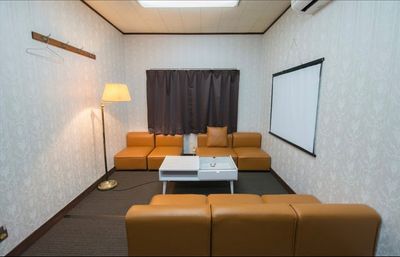 コワーキングスペース YOUBA 会議室の室内の写真