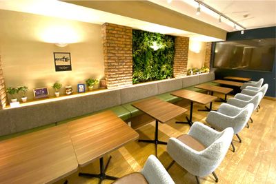 西新橋 貸会議室＆電源・WiFiくつろぎカフェ｜ロジカフェ パーティー用スペースの室内の写真