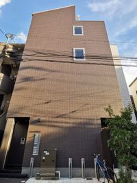 レンタルスペースは茶色&白色のツートーンのモダンなマンションの屋上です - HIKARIO 1st 屋上の外観の写真