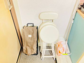 折り畳みの椅子2脚は玄関に。 - 京橋レンタルスタジオLibre スタジオ＆サロンリブレの室内の写真