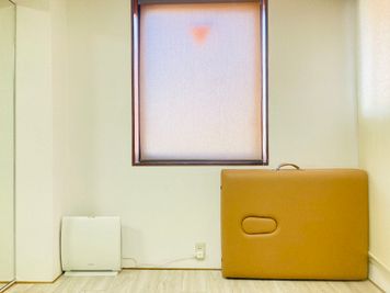 施術ベッドを使わない時はこのように壁に寄せて置いてください。 - 京橋レンタルスタジオLibre スタジオ＆サロンリブレの室内の写真