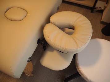 ベッドにドーナツ型枕を設置することが可能です。施術用スツールもございます - Rental salon mimosa 名古屋レンタルサロンの室内の写真