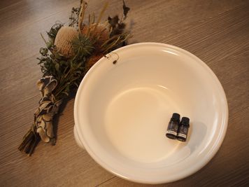 足湯用の桶や精油もございます - Rental salon mimosa 【名古屋駅近】完全個室レンタルサロンミモザ502の室内の写真