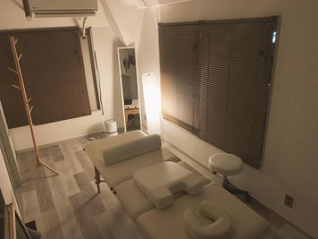 夜は間接照明でリラックス空間を演出できます🌟 - レンタルサロン「My room」 レンタルサロン　My roomの室内の写真