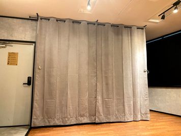 入口側の鏡にはカーテンを設置しておりますので、撮影時などにご利用ください。 - レンタルスタジオソメル ダンススタジオの室内の写真