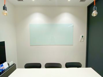 【6人部屋】ホワイトボードあります。 - ATOMica宮崎 貸し会議室【6人部屋】の室内の写真