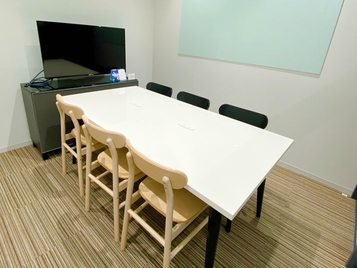 【6人部屋】ホワイトボードあります。 - ATOMica宮崎 貸し会議室【6人部屋】の室内の写真