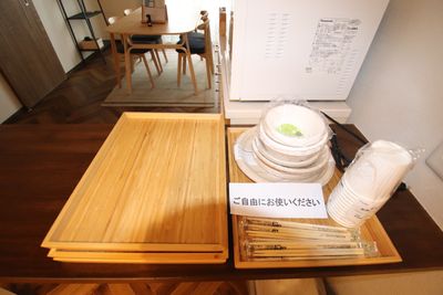 紙コップ、紙皿、割箸 - レンタルスペース「武州長瀬」 会議室、リモートオフィス、サロンの設備の写真