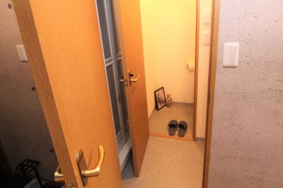 お手洗いは、扉を2枚隔てた場所にあります😃
パーティー中でも排水音を気にせず気軽に利用しやすい✨ - COCO吉祥寺の設備の写真
