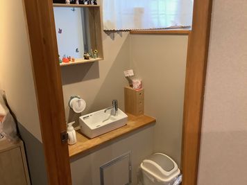 洗面台では各種備品もご利用いただけます - ボードゲームカフェ7Gold キッチン付きレンタルスペースの室内の写真