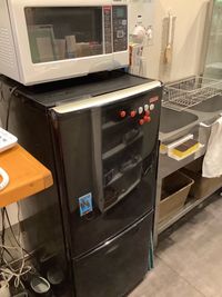 冷蔵庫と電子レンジ - ボードゲームカフェ7Gold キッチン付きレンタルスペースの設備の写真