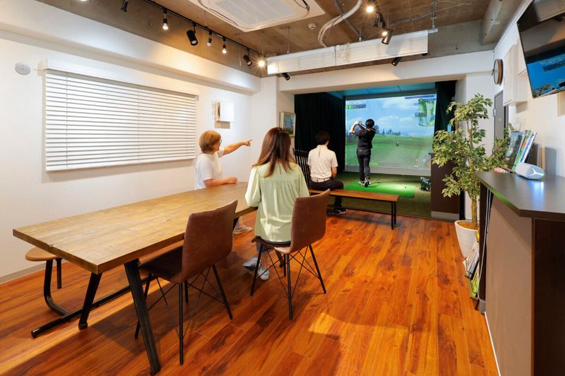 1打席の広々空間
持ち込み・デリバリーでのパーティ利用も可能です - 南青山ベース インドアゴルフスタジオレンタルの室内の写真