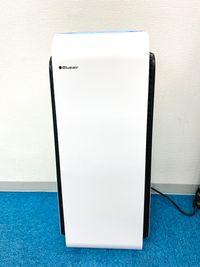 スウェーデンメーカーのBlueAir製の高性能空気清浄機。
医療現場やホテル等で利用実績あり。
0.03μmまでのウイルス超微粒子を99%以上除去できます。 - ブルースペース上野御徒町 レンタルスペース・ダンススタジオの設備の写真