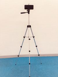 スマホ三脚になります。最大高さ1ｍ4段階調整可 - ブルースペース上野御徒町 貸し会議室の設備の写真