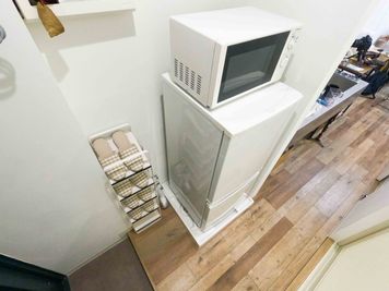 電子レンジと冷蔵庫も完備 - ホビスペ大井町 SNS映えのパーティースペースの設備の写真