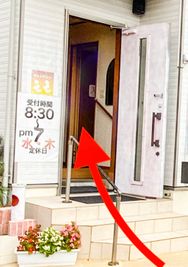 レンタルスペースモモ 疲れ集中新品イス。2畳の小さな作業スペースの入口の写真