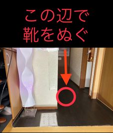 レンタルスペースモモ 疲れ集中新品イス。2畳の小さな作業スペースの入口の写真