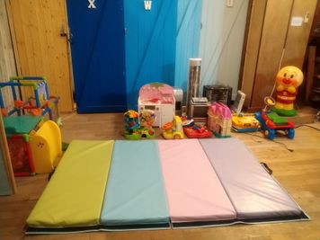 キッズスペースはピアノ室の前になります。通常は鍵がかかっていますのでご利用の際にはご連絡ください。 - レンタルスペース夕顔瀬 Iプラン・全体貸し出し19時～23時・無料駐車場前面6台裏1台の室内の写真