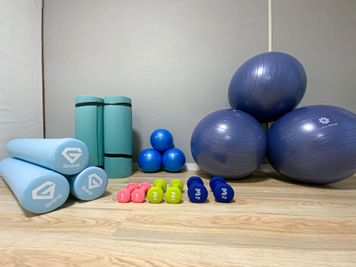 バランスボール、ヨガマット、ヨガポール、ダンベルを3つずつご用意しています。 - キャンズ@大須 レンタルスペースの設備の写真