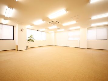ヨガスタジオスペースは全面コルクマットで温かみがあります。施術スペースには大きめの施術台があり、落ち着ける雰囲気です。 - mitraYOGASTUDIO
