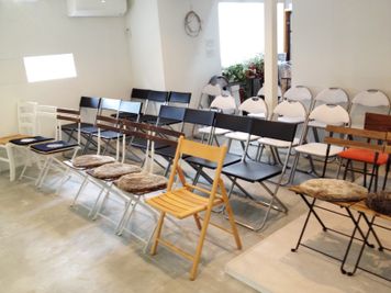 折り畳み椅子のご用意がありますので、ギャラリースペースでライブや講演会なども開催出来ます。 - KATACHI カフェ＆ギャラリー付きレンタルスペースの設備の写真