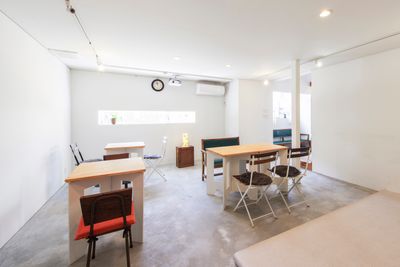ギャラリースペースは可動式の椅子、テーブルの配置によって様々なご利用が可能です。天井にはピクチャーレールがありますので、展示物が吊るせます。 - KATACHI カフェ＆ギャラリー付きレンタルスペースの室内の写真