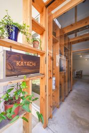 木のぬくもりが優しい、手作りの看板。 - KATACHI カフェ＆ギャラリー付きレンタルスペースの入口の写真