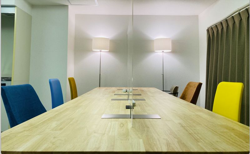 3x1mと大きな会議テーブル。座席もカラフルです😁 - 青梅コワーキングスペース カラフル座席の貸し会議室の室内の写真
