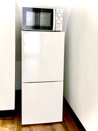 電子レンジ冷蔵庫標準装備です - レンタルスペース【RoomAoyama】 店舗1F貸しスペースの設備の写真