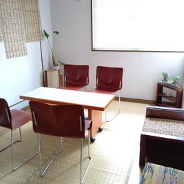 奥の部屋も会議室として利用可能 - みんなの居場所～ひふみ杏～ シェアサロン・個室コワーキングの室内の写真