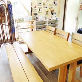 ６人掛けテーブルセット - みんなの居場所～ひふみ杏～ シェアサロン・個室コワーキングの室内の写真