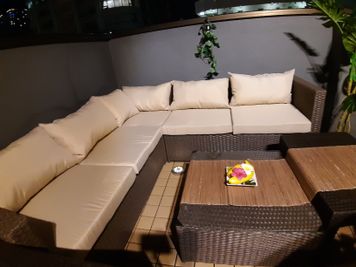 ソファー席でゆったり - LUX池袋 雨キャンセル無料 屋上BBQアジアンリゾートの室内の写真