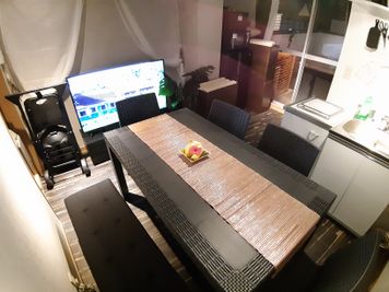 室内も6名まで座れます。 - LUX池袋 雨キャンセル無料 屋上BBQアジアンリゾートの室内の写真